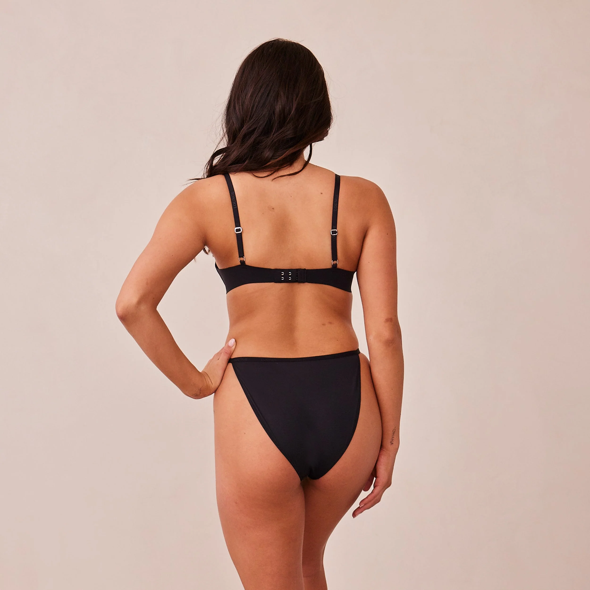 Light Non-wire Plunge T-shirt Bra  - Black - Image 14